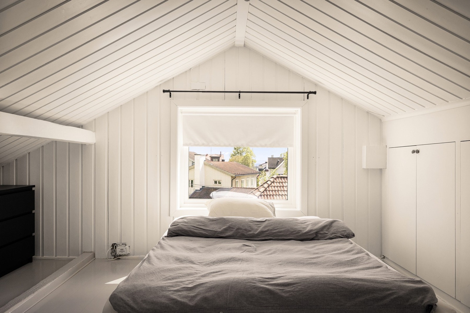 I tillegg disponerer boligen et innredet rom i loftsetasjen som i dag benyttes som soverom. Galleribilde