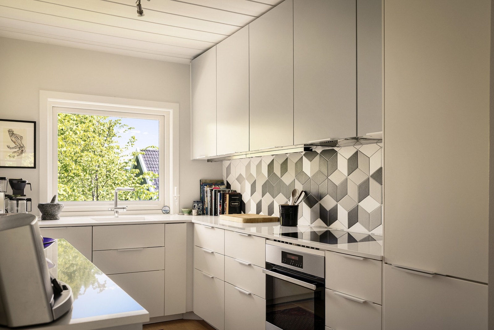 Kjøkkenet ble etablert i 2014 og har en moderne innredning med et stilrent uttrykk. Galleribilde