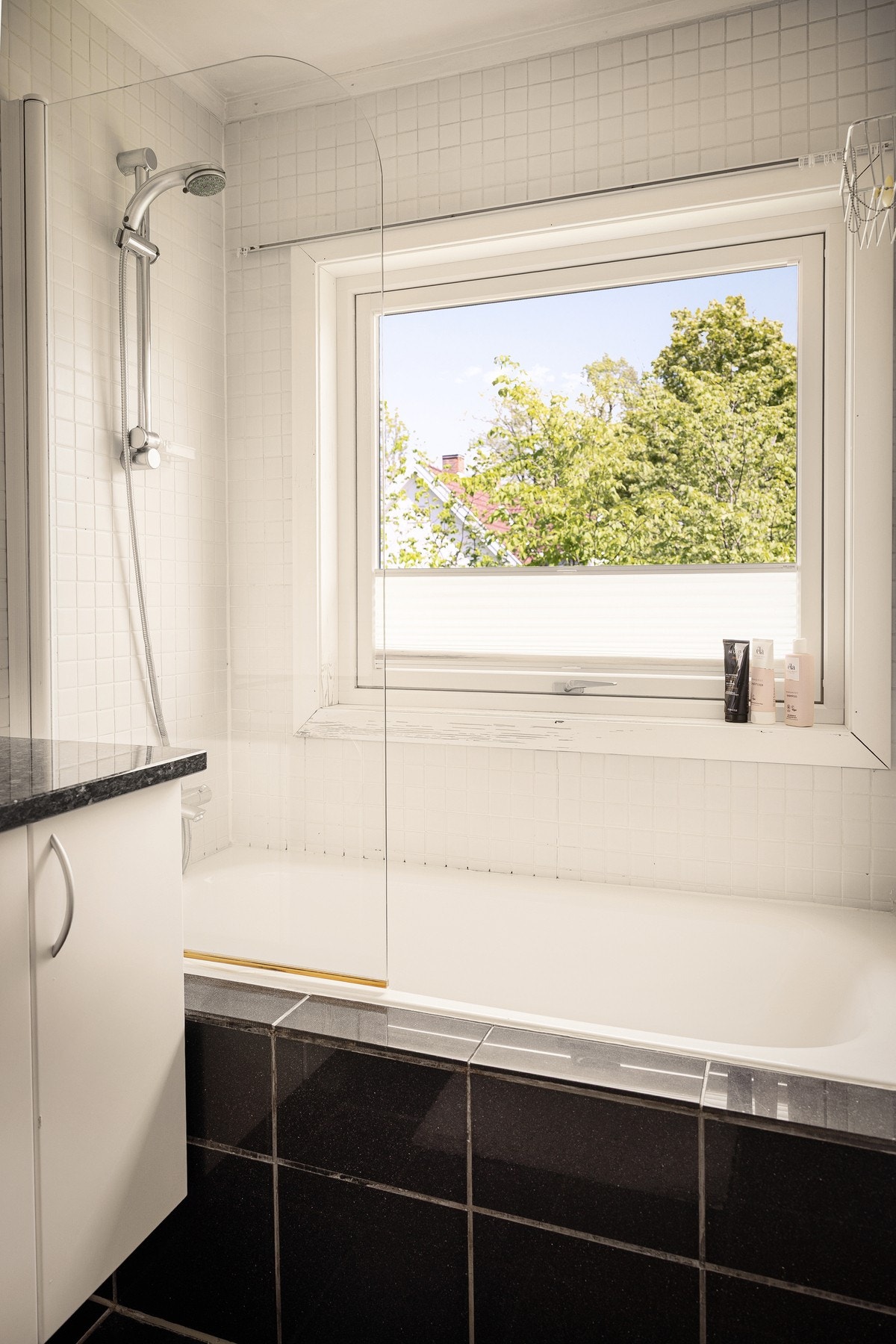 Et vindu over badekaret sørger for naturlig lysinnslipp og mulighet for lufting, samtidig som det gir rommet en lys og luftig atmosfære. Galleribilde