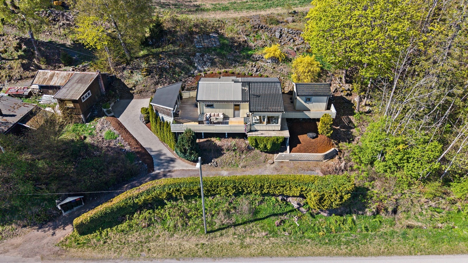 Flere biloppstillingsplasser på tomten. Galleribilde