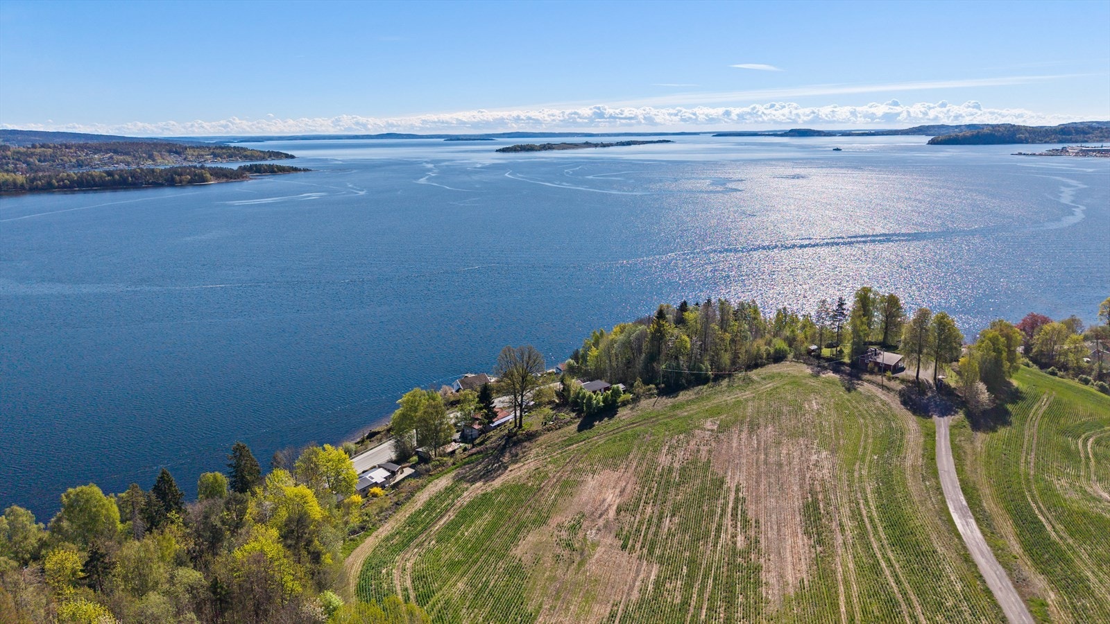 Eiendommen grenser til jorder og landbruksarealer på baksiden. Galleribilde