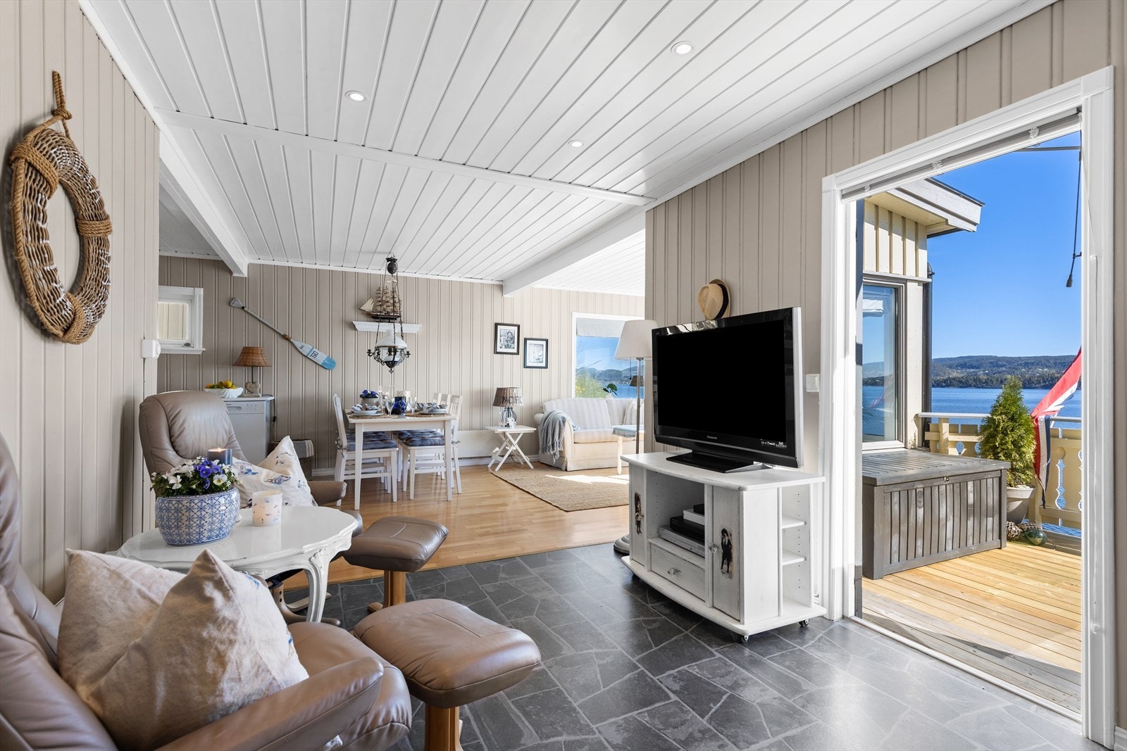 Fra stuen er det utgang til terrassen, som blir en naturlig forlengelse av oppholdsrommet og et flott sted å nyte utsikten. Galleribilde