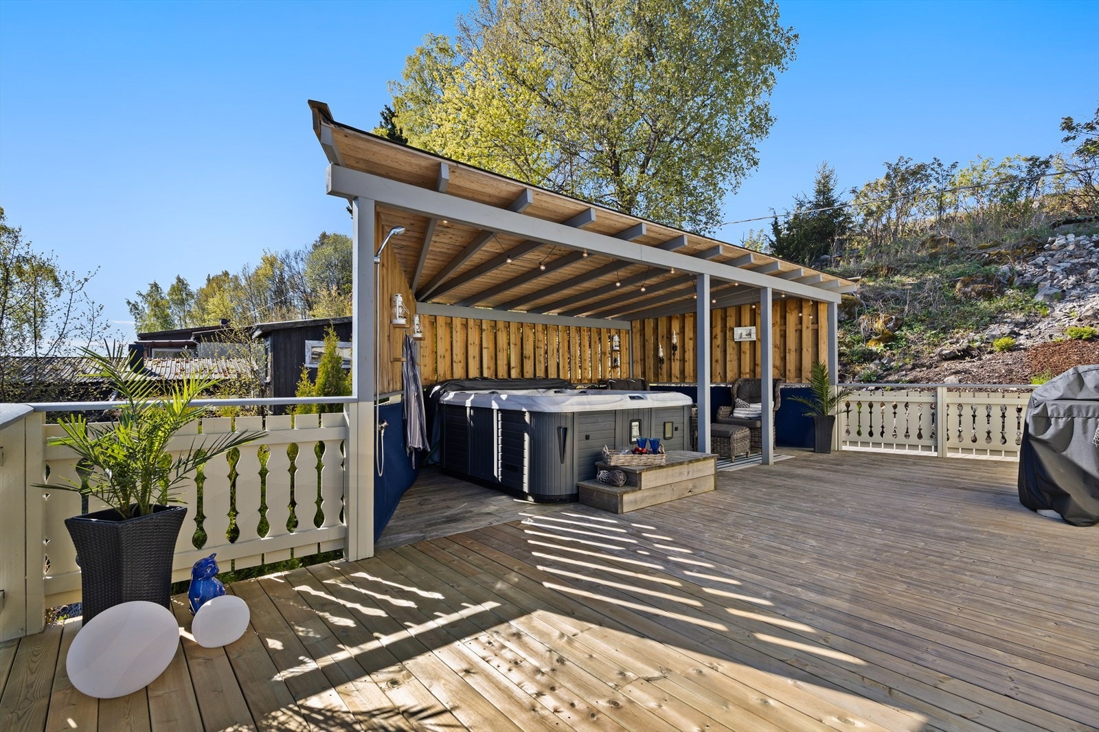 Overbygd del på terrassen med jacuzzi og utedusj. Galleribilde