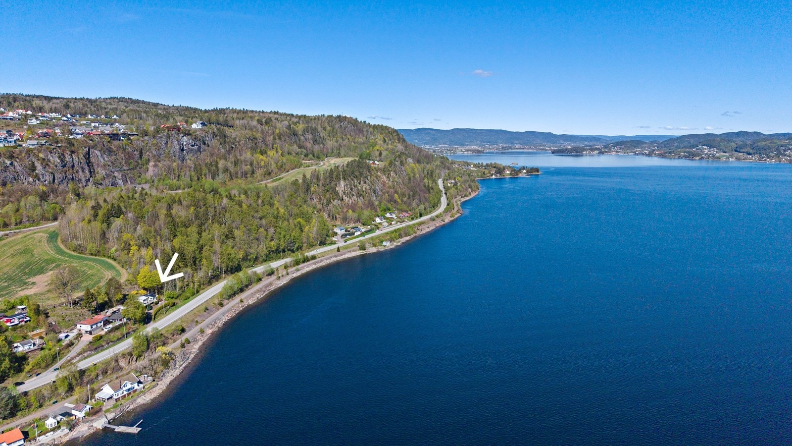 Her får du følelsen av å være langt unna bylivet, samtidig som eiendommen ligger kun ca. 50 minutter fra Oslo, og 4 minutter unna Holmestrand sentrum. Galleribilde