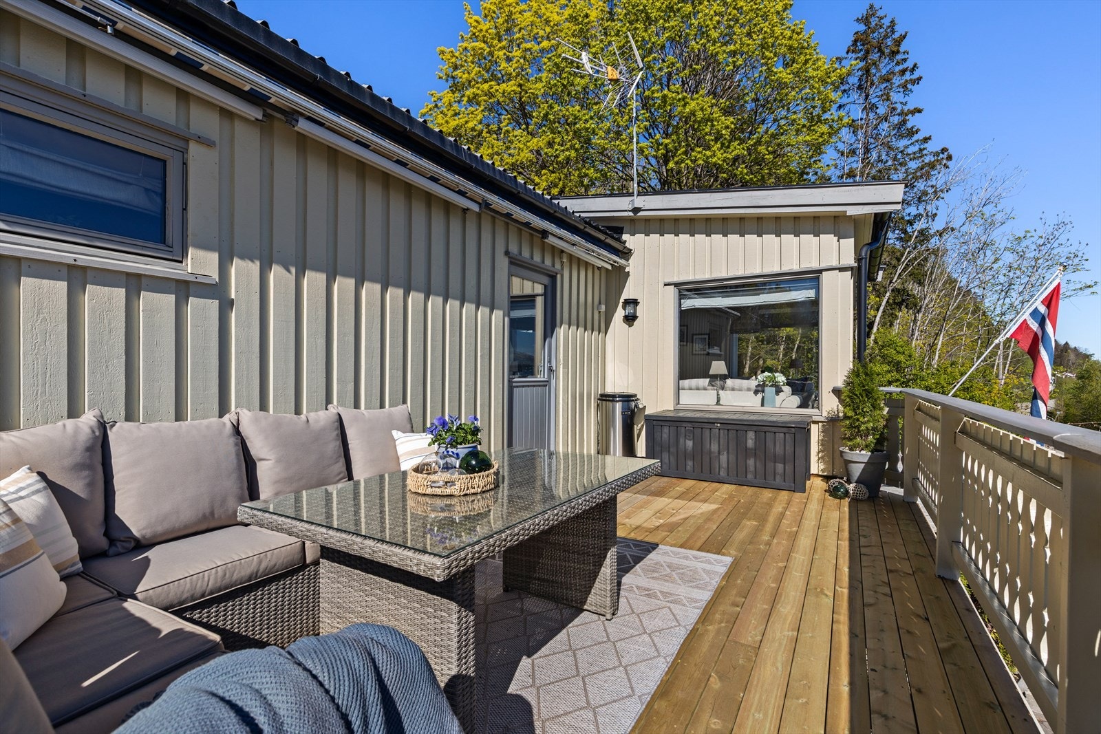 Rundt tre sider av husveggen, er det anlagt terrasse/veranda på totalt 90 kvm. Galleribilde