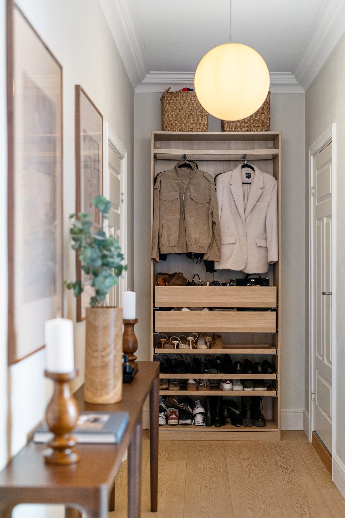 Garderobe. Galleribilde