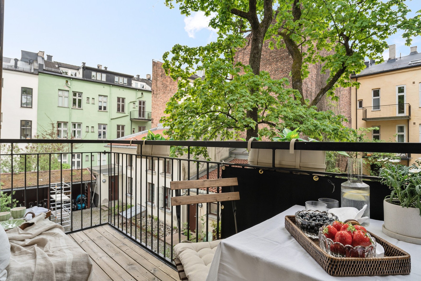 Balkong fra kjøkken vendt mot hyggelig bakgård. Galleribilde
