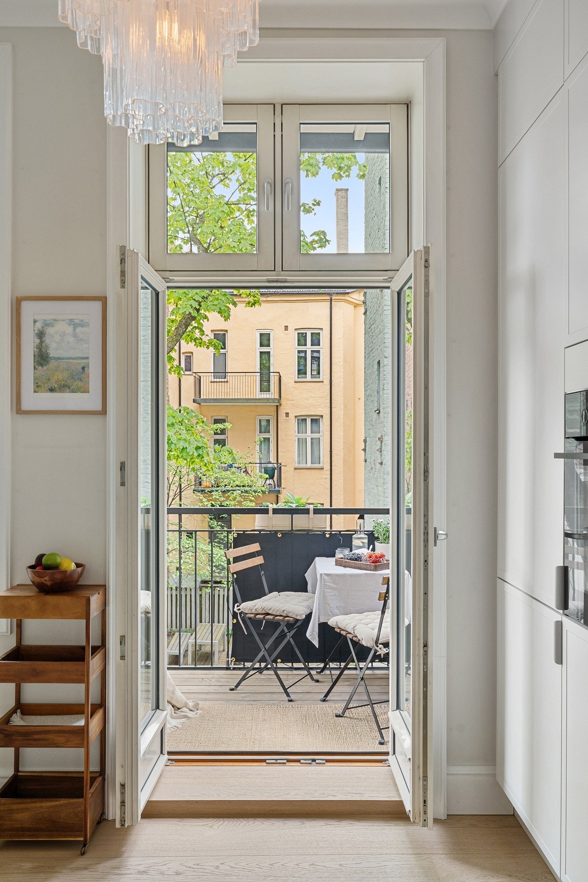 Balkongen er på ca. 4 m², som gir et hyggelig uteareal og en fin forlengelse av rommet i den varme årstiden. Galleribilde