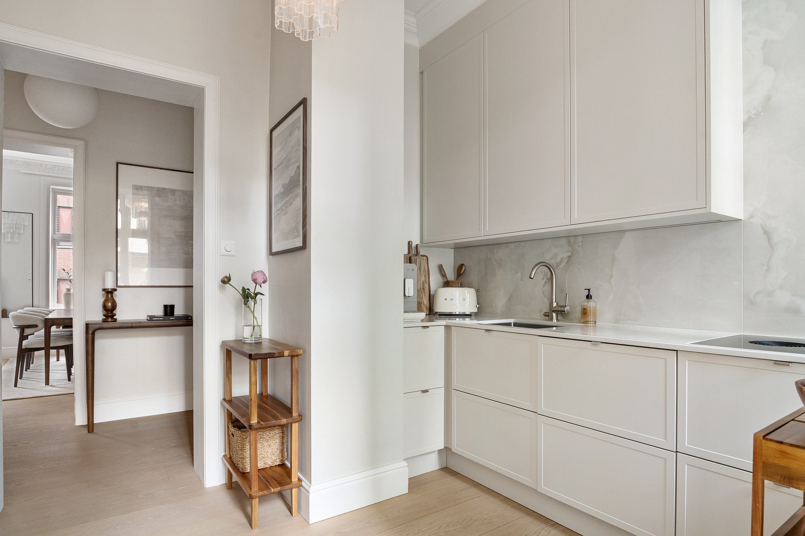 Profilerte, fabrikklakkerte fronter, benkeplate i quartz/porselen. Galleribilde