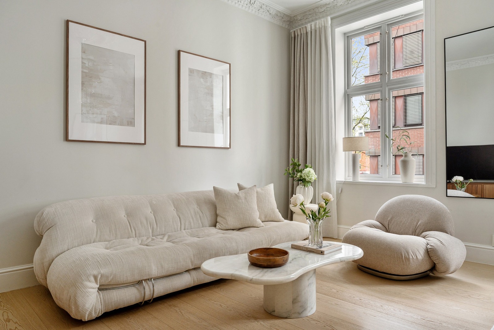 Her er det god plass til stor sofagruppe med tilhørende møblement. Galleribilde