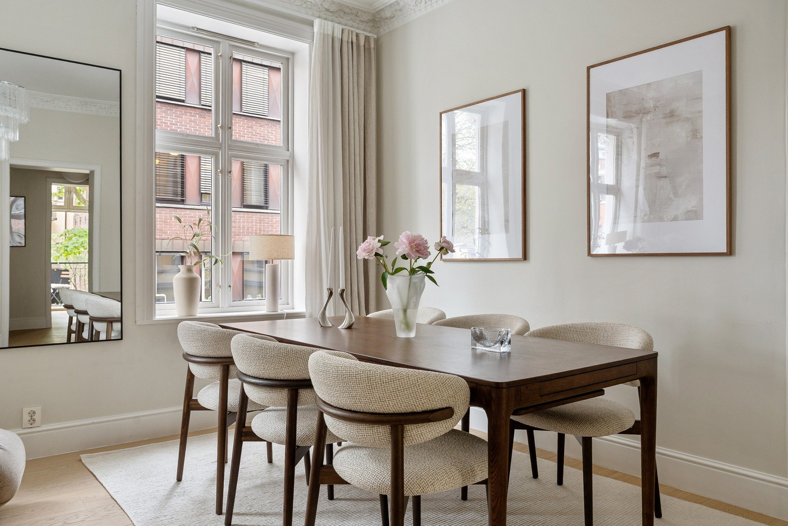 Avsatt plass til langbord som rommer flere gjester. Galleribilde