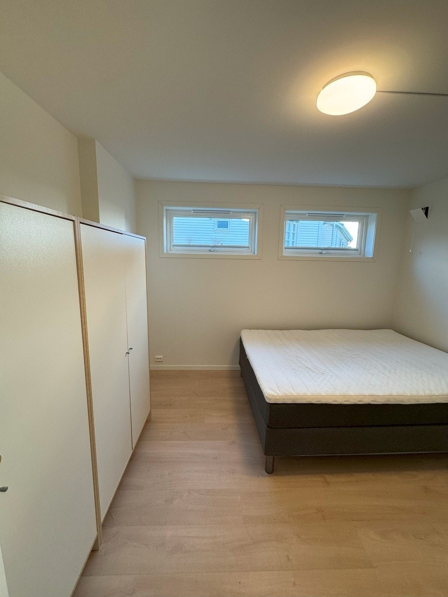 Soverom. Det står 3 skap med hyller og oppheng. Galleribilde