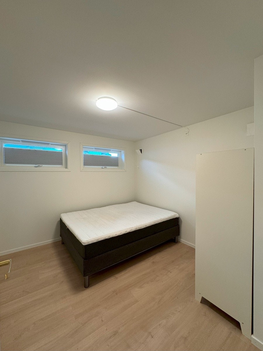 Soverom med plass stor seng, denne er 150 x 200 cm. Galleribilde