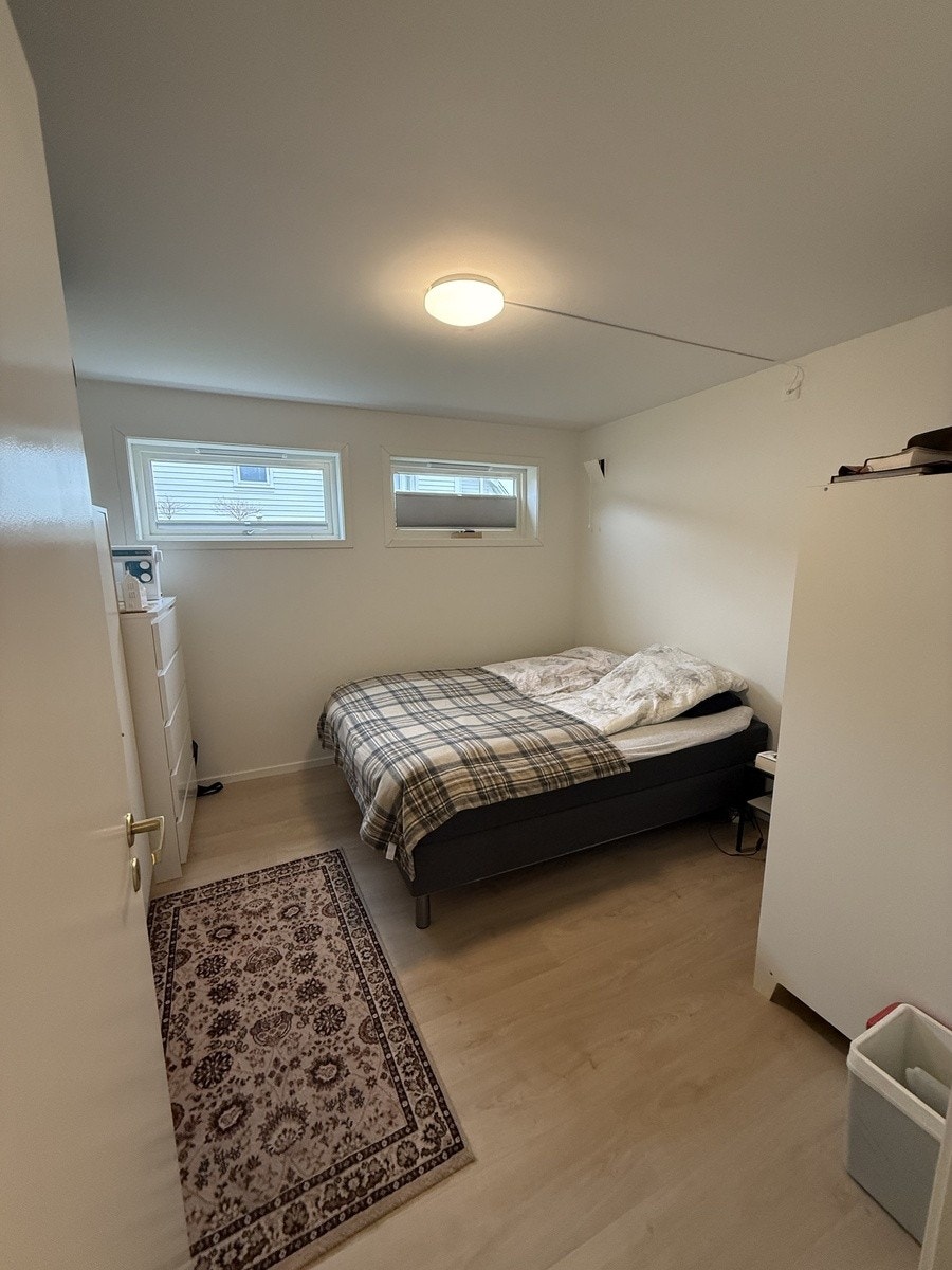 Seng og skap medfølger. Galleribilde