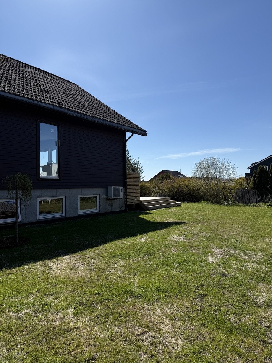 Stuevinduer i leiligheten fra fremside av huset (godt skjermet fra trafikk og bilvei) Galleribilde