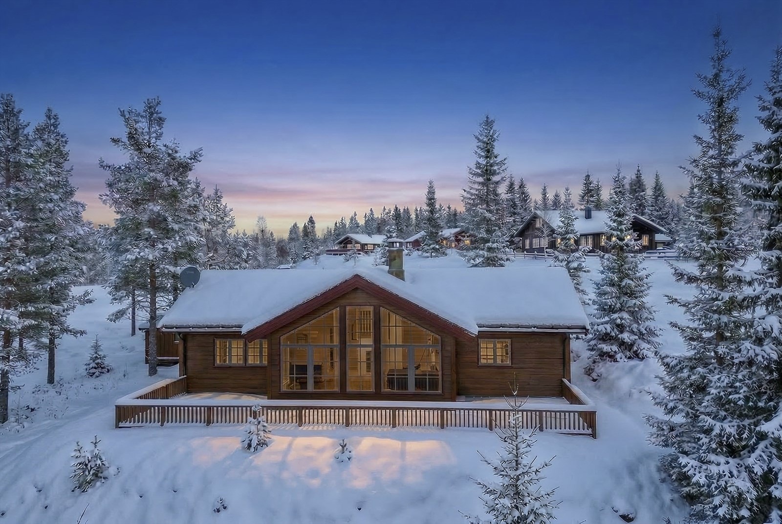 Hytta ligger i et snøsikkert område. skiløypa går rett ved hytta. Galleribilde
