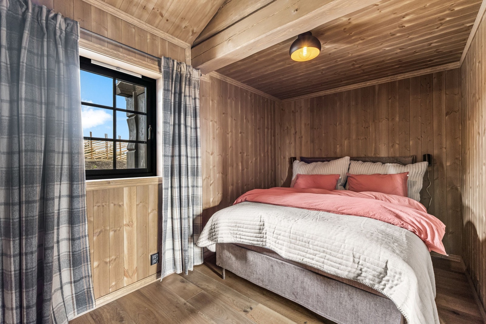 Soverom 2 i 1 etasje har også inngang til eget en suite bad. Galleribilde
