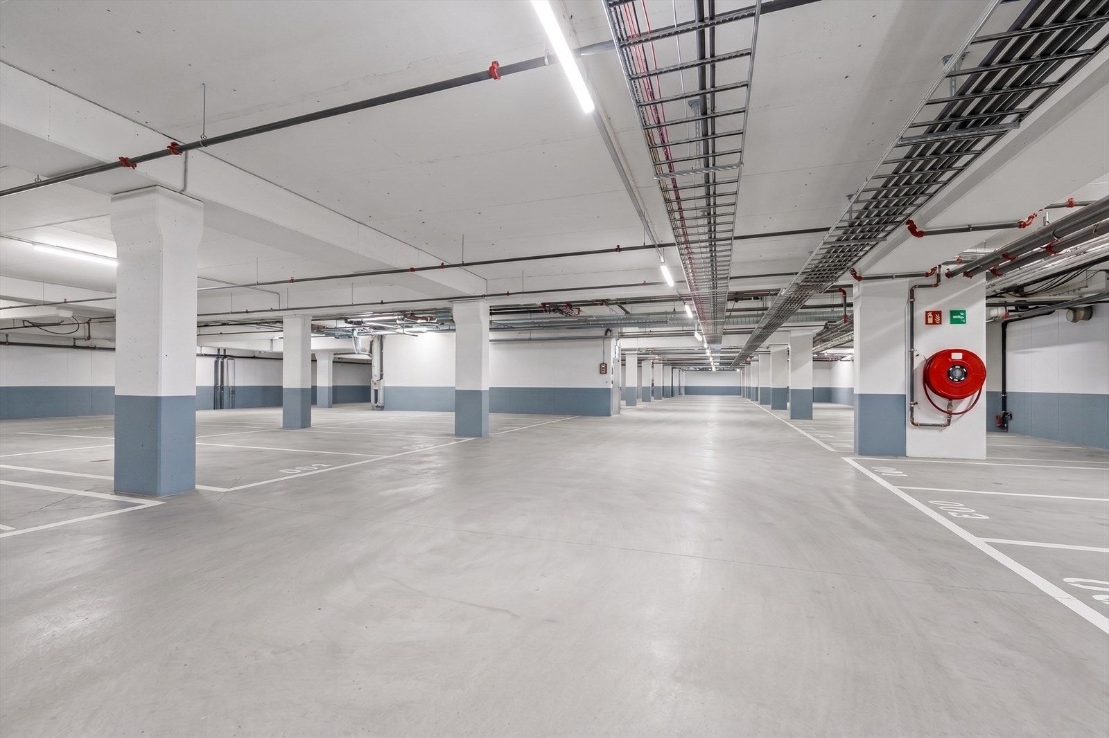 Kontakt megler for evt. kjøp/leie av garasjeplass. Fotoet av anlegget er redigert m/KI. Avvik vil forekomme. Asfalt eller betongdekke. Galleribilde