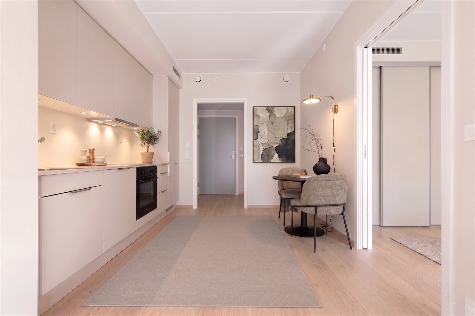 Plass til spisebord. Foto redigert med KI. Skyvedørsgarderobe medfølger ikke. Integrerte hvitevarer på kjøkken er inkl. (Ikke avbildet) Galleribilde