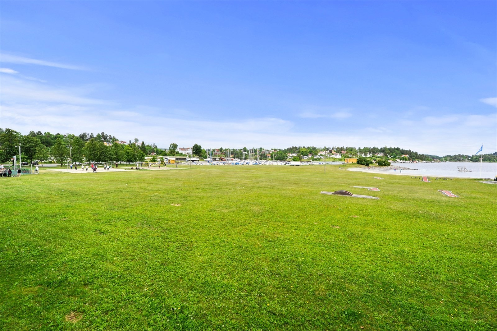 Holmenskjæret er et populært rekreasjonsområde hvor man kan nyte lange sommerdager med bading, sandvolleyball, minigolf, ballbinge eller bare slappe av i solen. Galleribilde