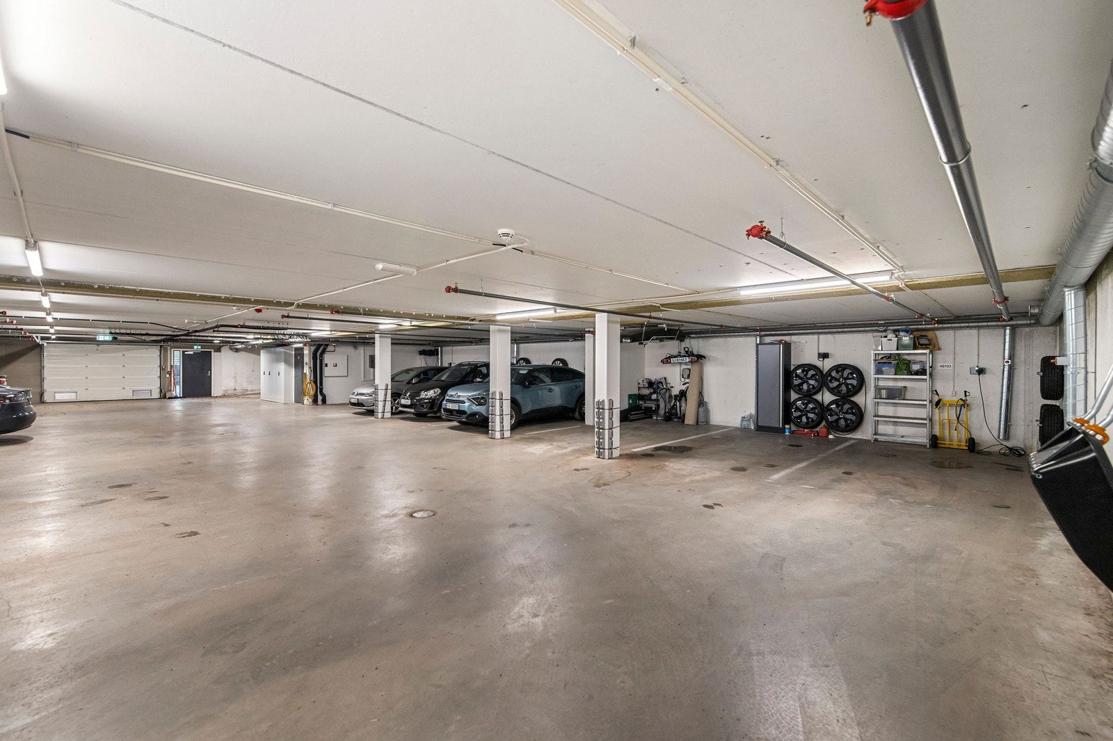 Garasjeplass inn mot sidevegg med elbillader montert Galleribilde