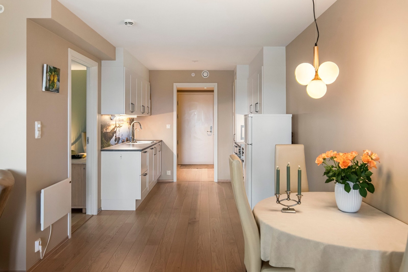 Kjøkken fra Sigdal med profilerte fronter. Frittstående extra kjøl og frys følger ikke med. Galleribilde