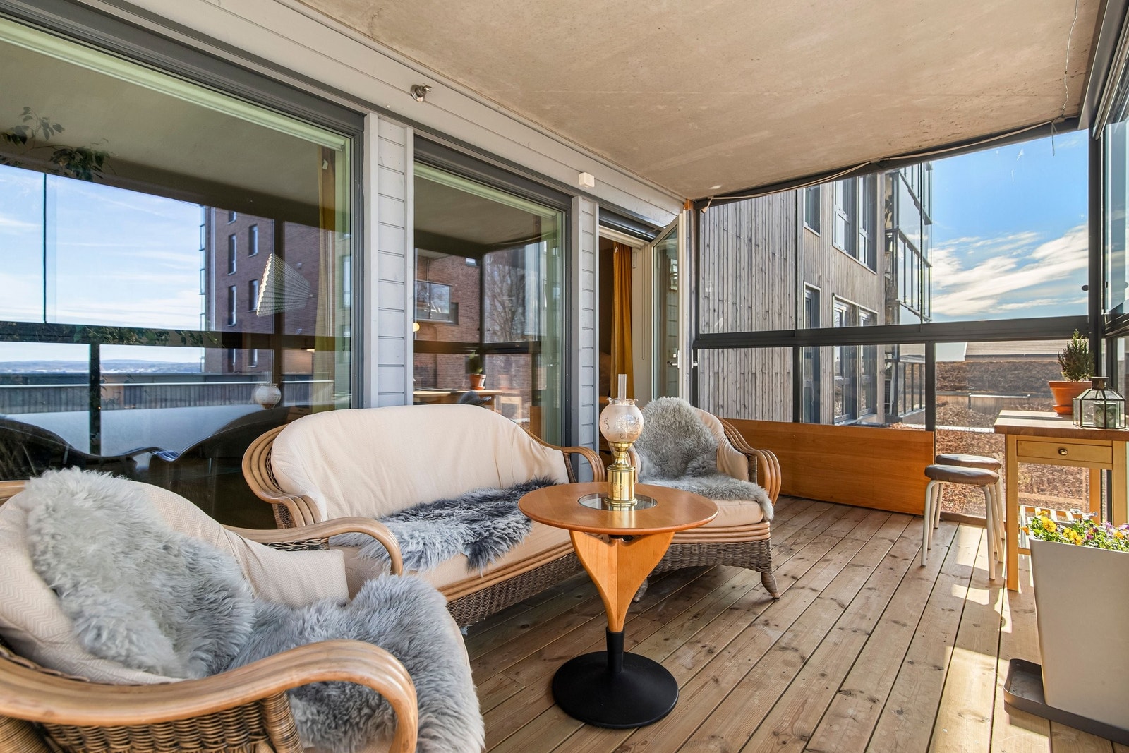 Innglasset balkong på ca. 11 m2, med screens mot vest, vinduer kan skyves til siden. FOTO: MAGIK Galleribilde