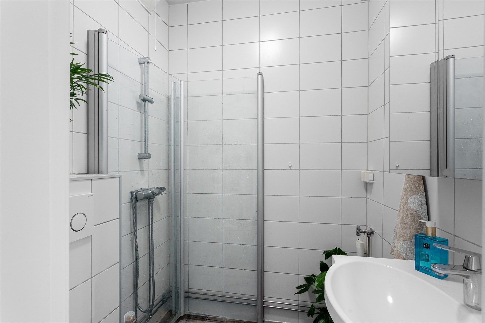 Pent flislagt baderom med elektrisk gulvvarme. Badet ble totalrenovert i regi av borettslaget i 2012. Galleribilde