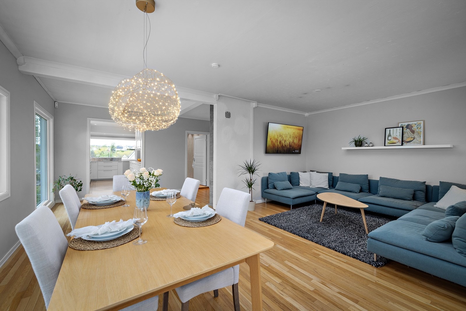 Stuen har plass til både sofagruppe og spisebord. Tregulvet ble slipt og oljet i 2022. Galleribilde