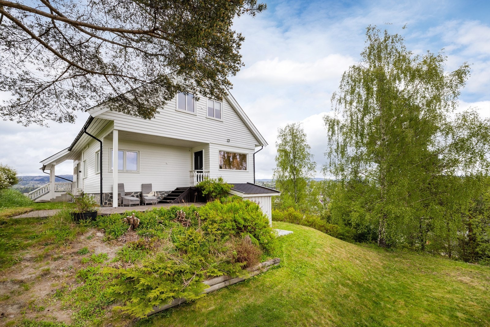 Ved kjøkkeninngangen er det en terrasseplatting på ca. 21 m², hvorav ca. 8 m² er overbygget. Galleribilde
