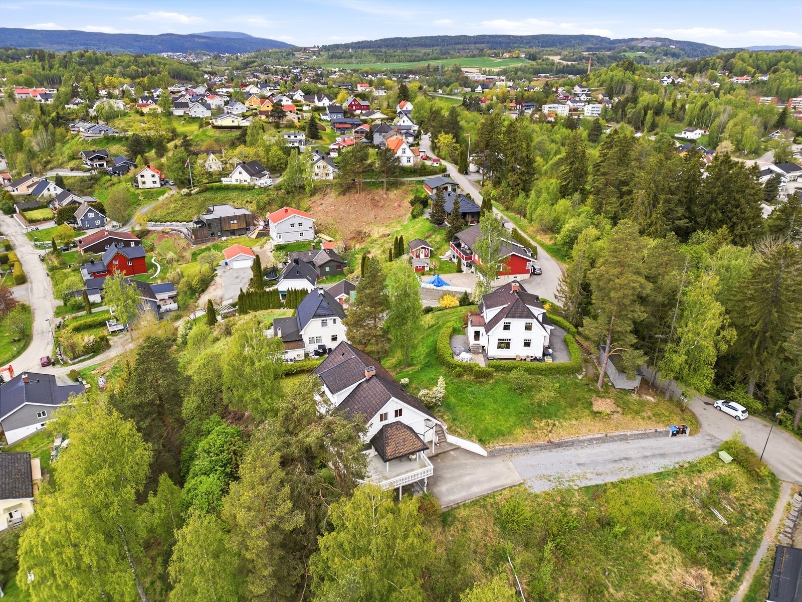 Asfaltert gårdsplass og integrert garasje i underetasjen. Galleribilde