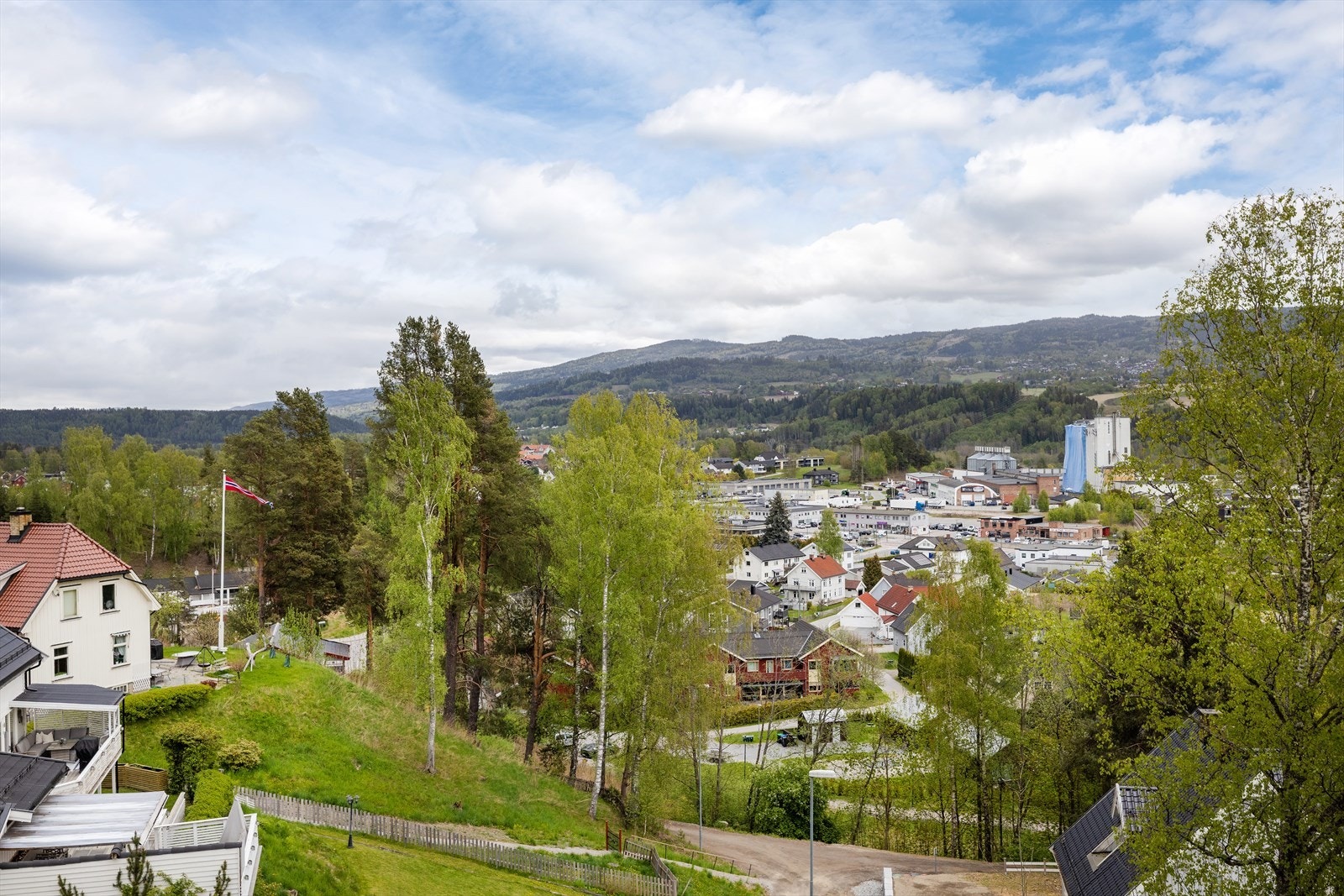 Utsikt fra eiendommen mot Hønefoss. Galleribilde