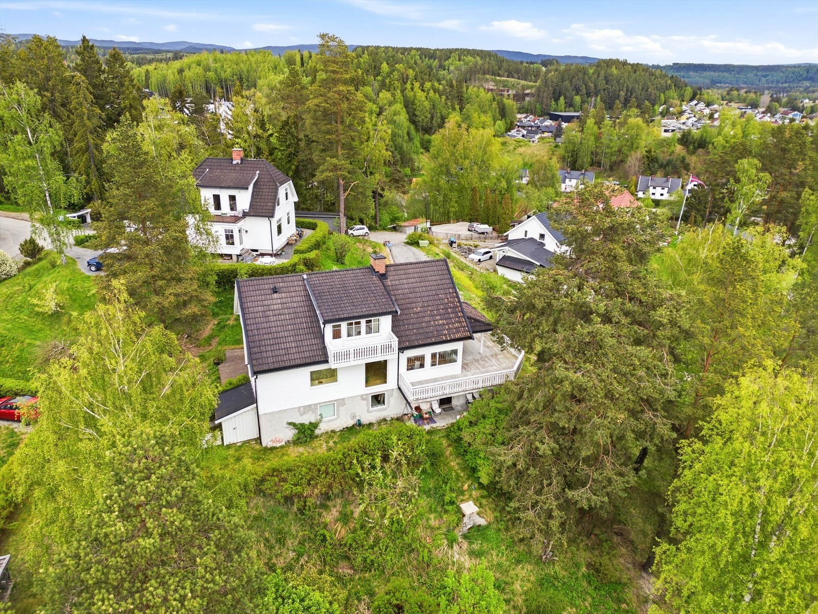 Eiendommen ligger høyt og fritt med gode utsiktsforhold. Galleribilde