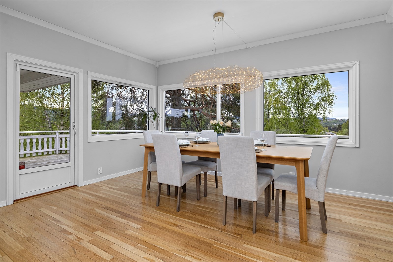Fra spisestuen er det direkte utgang til en stor, delvis overbygget veranda på ca. 46 m². Galleribilde