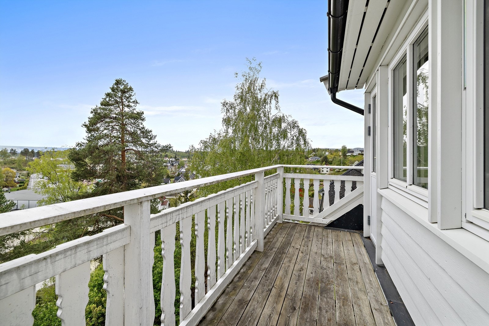 Balkong i loftsetasjen med utgang fra hovedsoverommet. Galleribilde