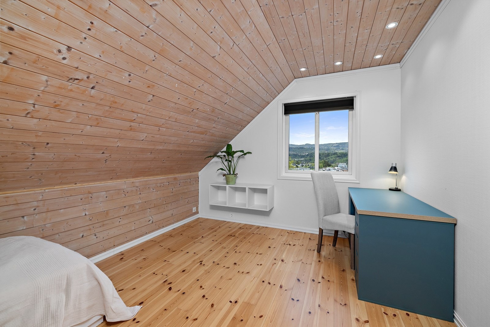 Soverom med plass til både seng og arbeidsplass. Galleribilde
