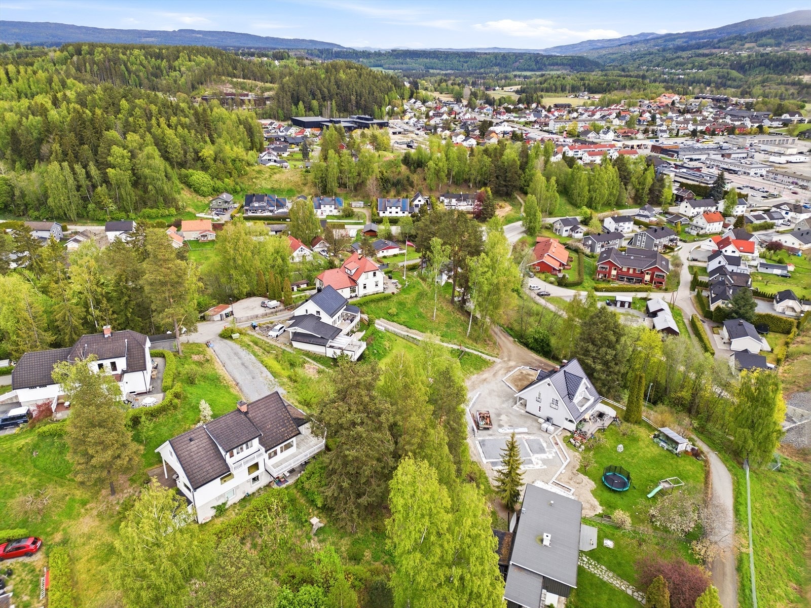 Boligen ligger sentralt til i et veletablert boligfelt på Rabba. Galleribilde