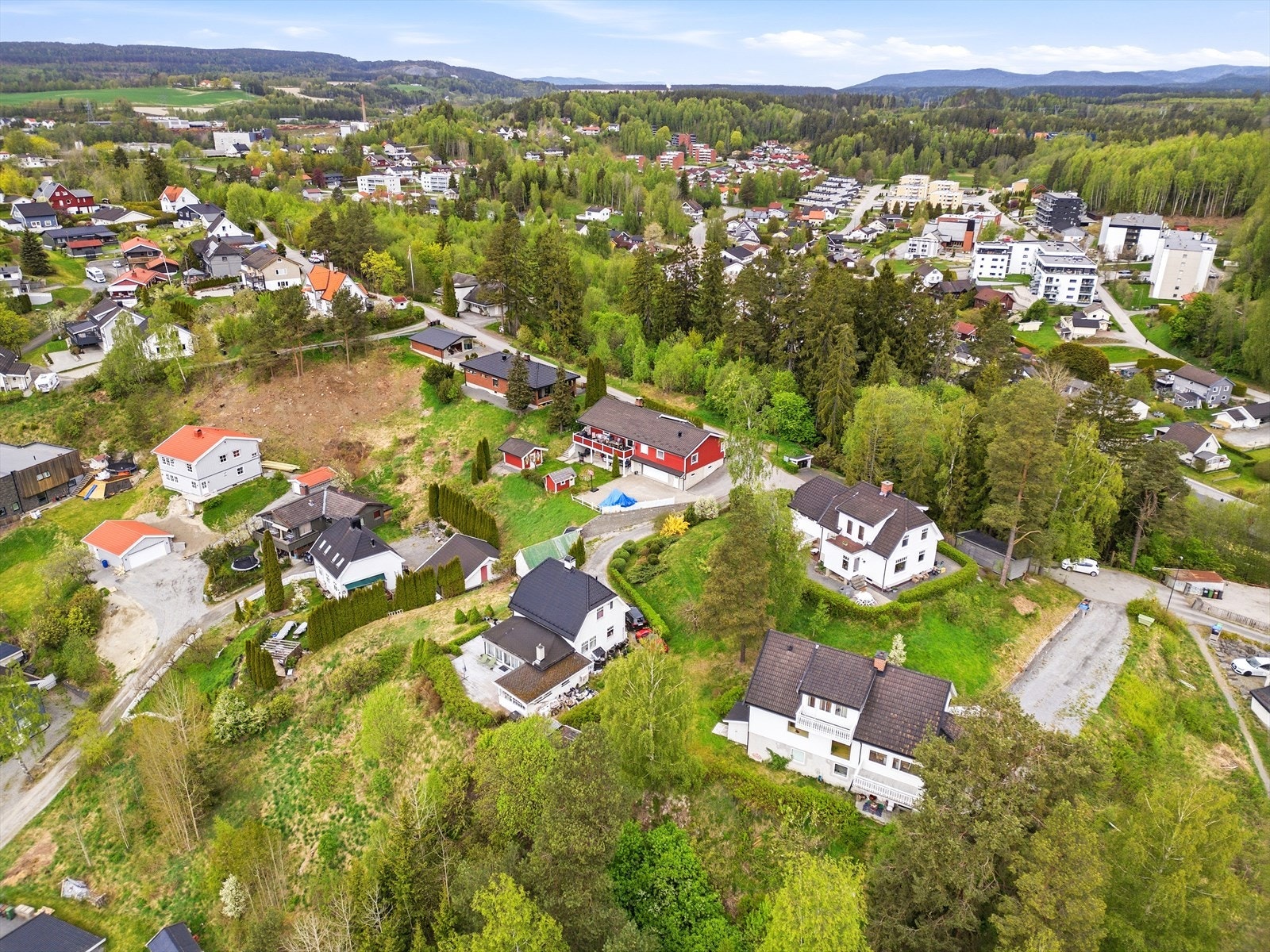 Fra eiendommen er det kort vei til Hønefoss sentrum med alle servicetilbud. Galleribilde