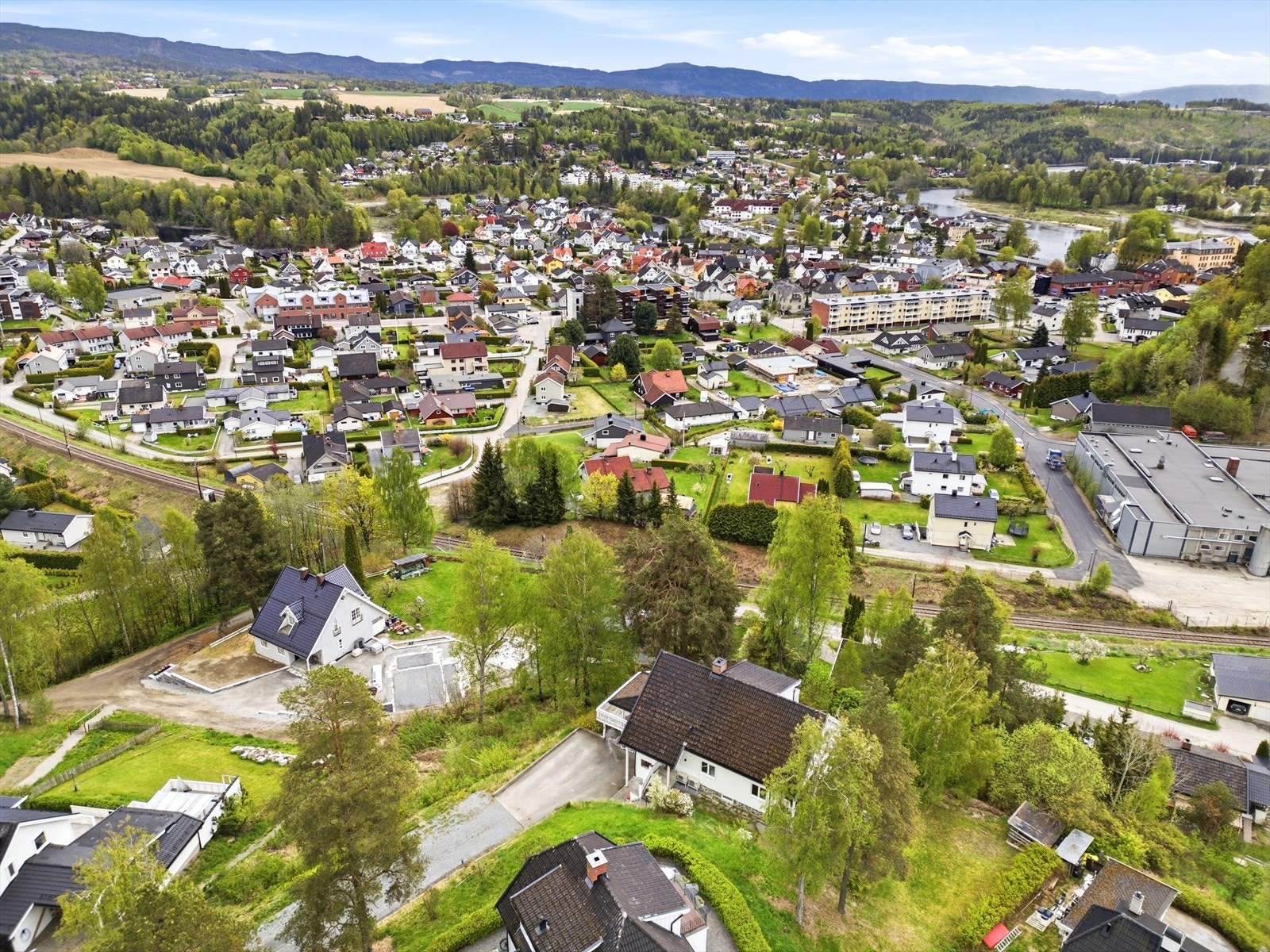 Eiendommen ligger innerst i en blindvei på Rabba, med kort vei til Ullerål skole, barnehager og turområder i Hovsmarka. Galleribilde