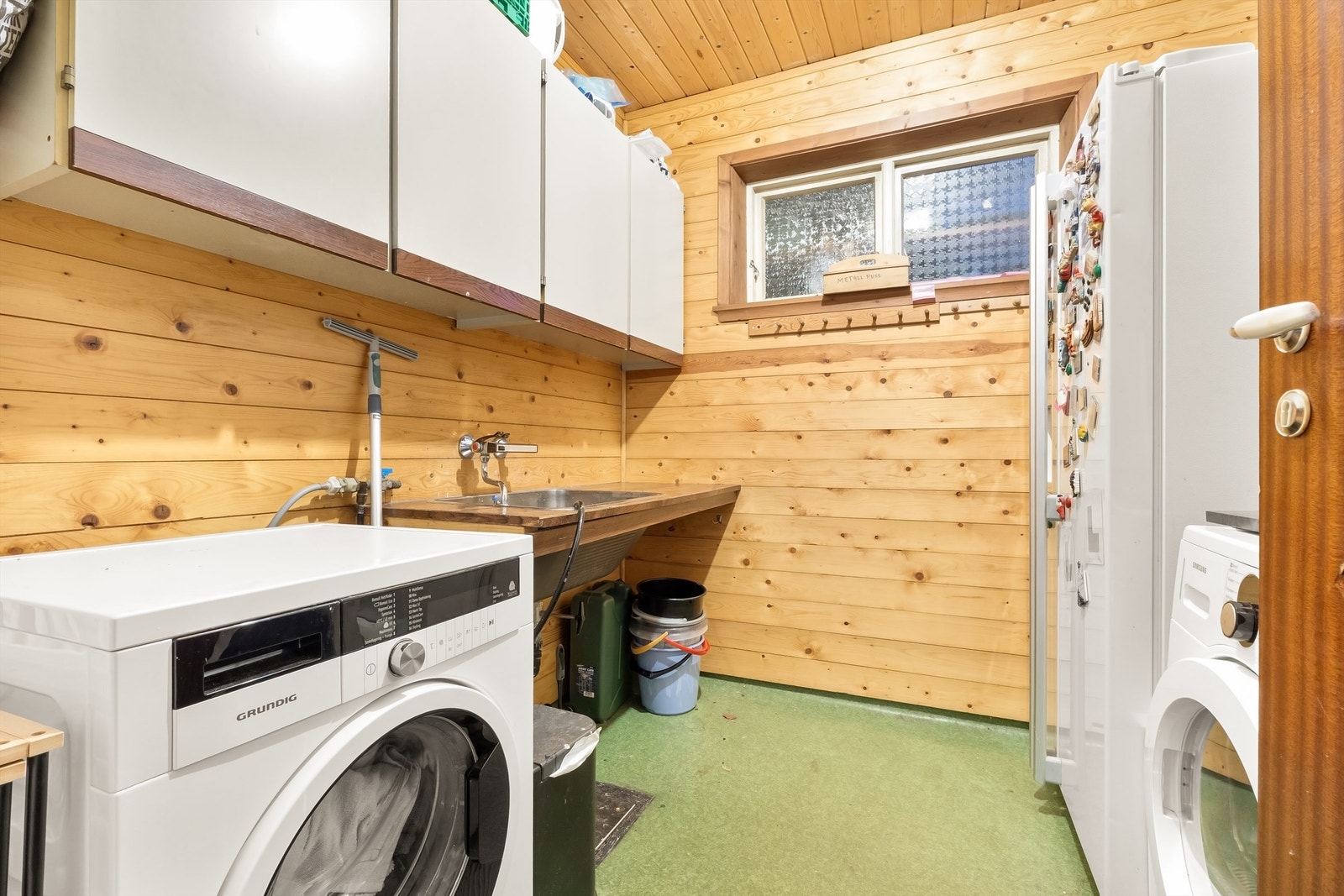 Eget vaskerom med opplegg for vaskemaskin og en varmtvannsbereder fra 2014. Galleribilde