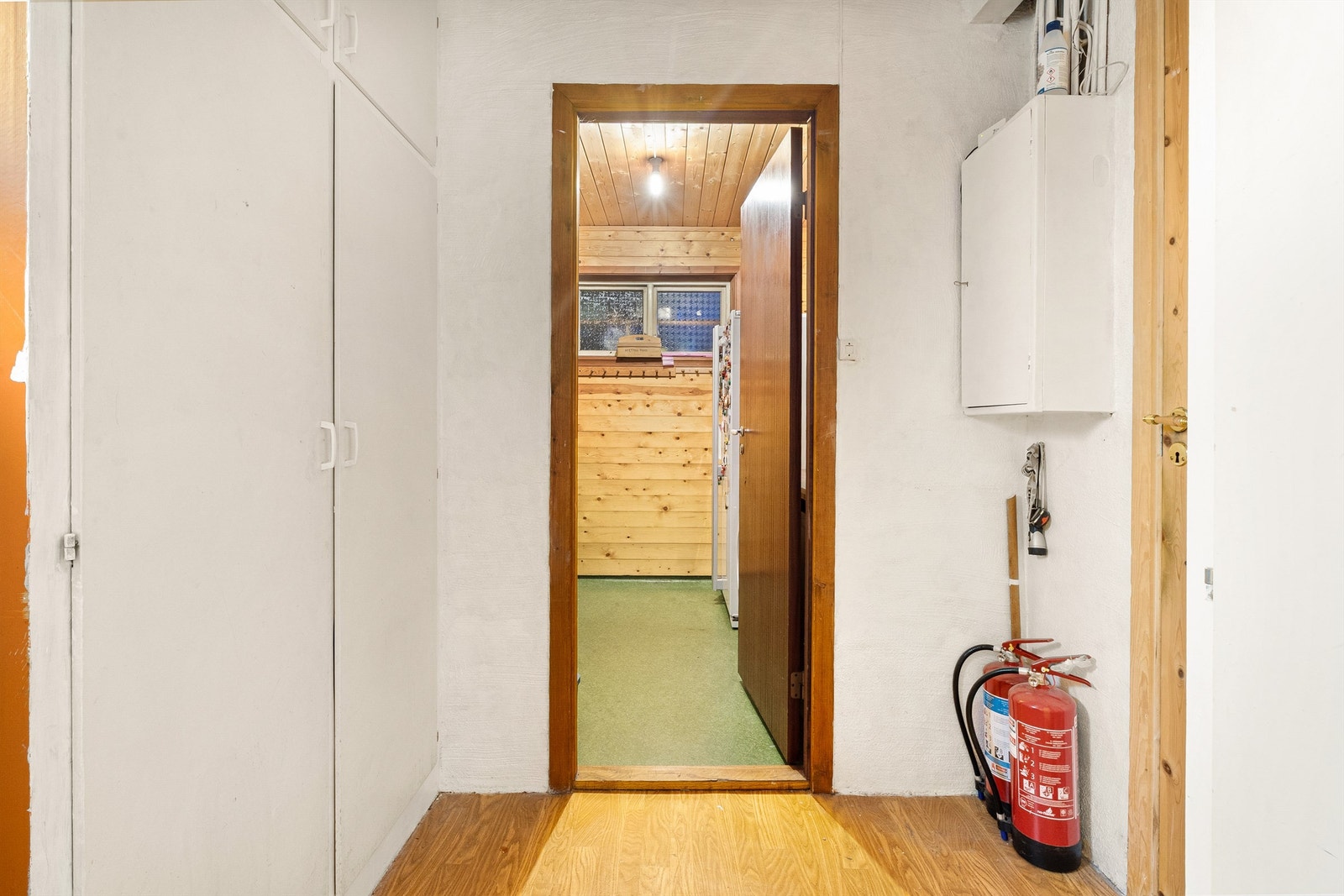 Boligen har rikelig med lagringsplass, blant annet med flere boder i første etasje. Galleribilde