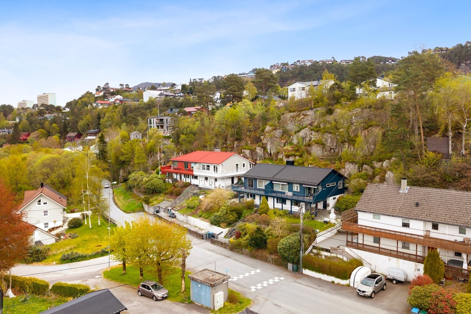 Eiendommen ligger skjermet til i et etablert og rolig boligområde i Fyllingsdalen. Galleribilde
