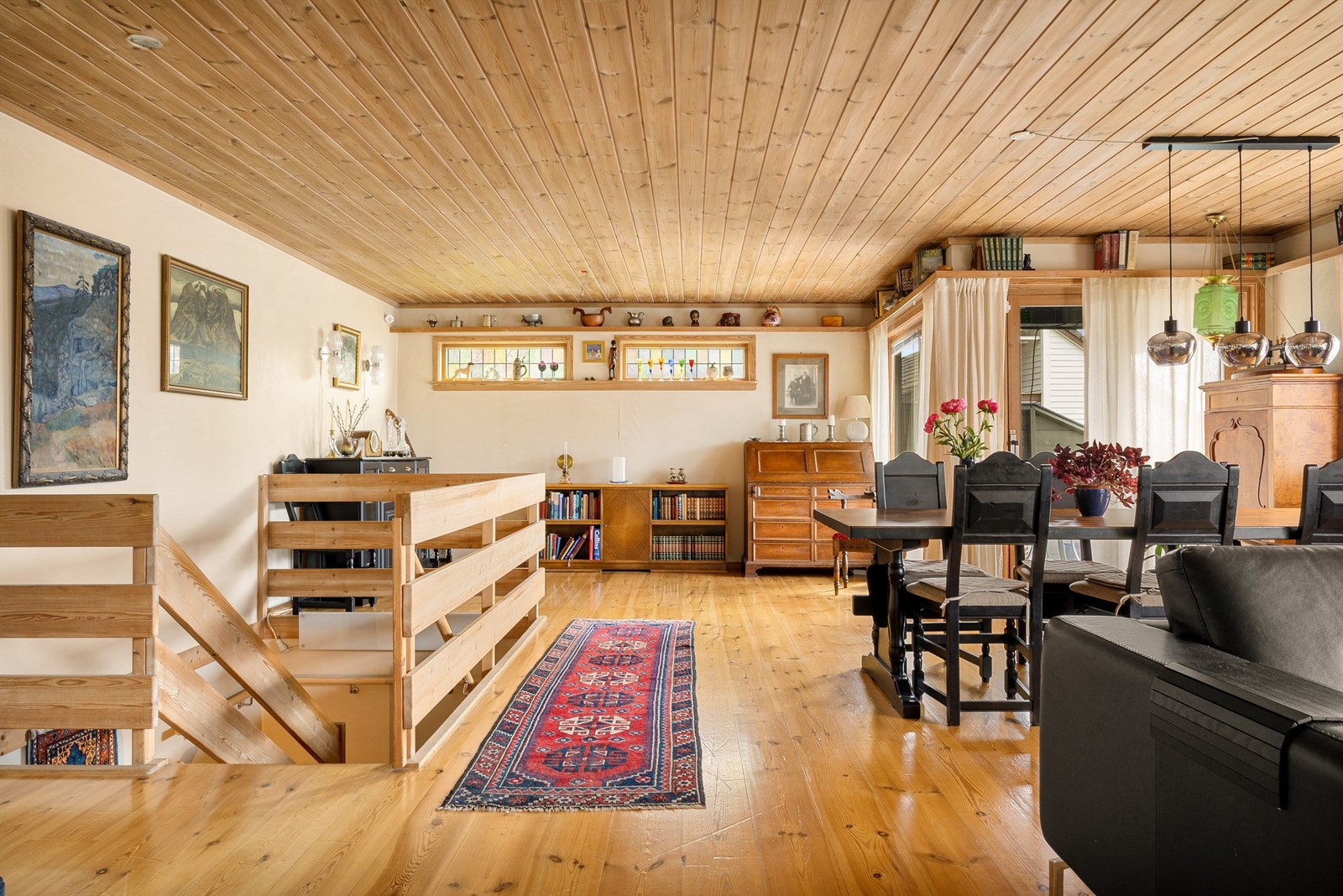 Den romslige stuen i andre etasje gir god plass til både sofagruppe og spisebord. Galleribilde