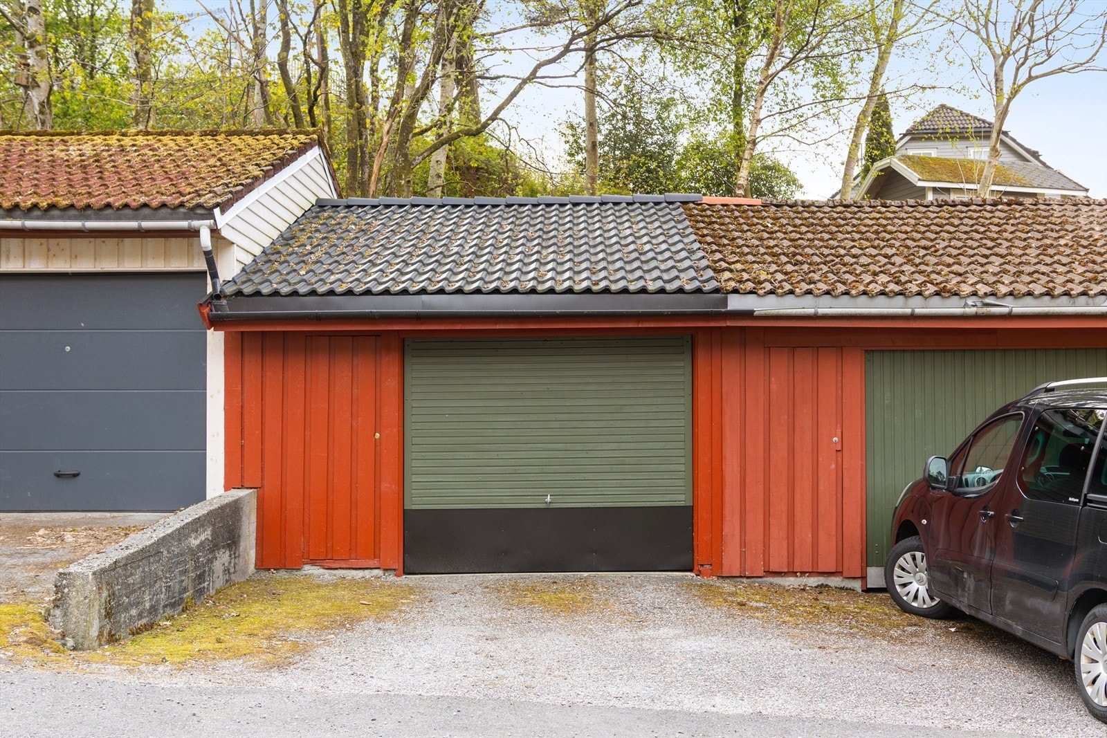 Til boligen hører en garasje med installert elbillader. Taket på garasjen ble skiftet i 2024. Galleribilde