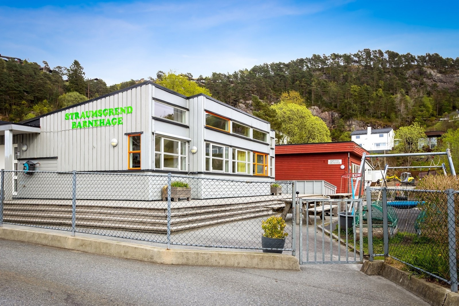 Straumsgrend barnehage ligger en kort spasertur fra eiendommen. Den befinner seg oppe i Stokkedalen Galleribilde