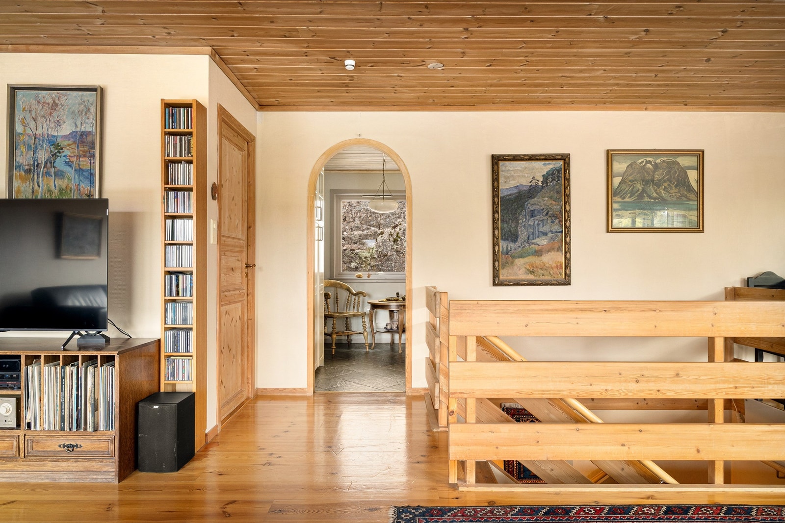 En buet åpning skaper en fin, delvis åpen løsning mellom stuen og kjøkkenet. Galleribilde