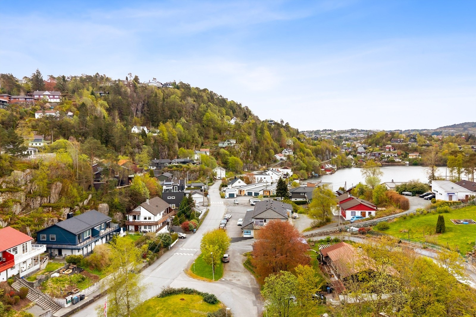 Beliggenheten gir enkel tilgang til byens fasiliteter, med kun fem minutter med bil til bybanen ved Fyllingsdalen terminal. Galleribilde