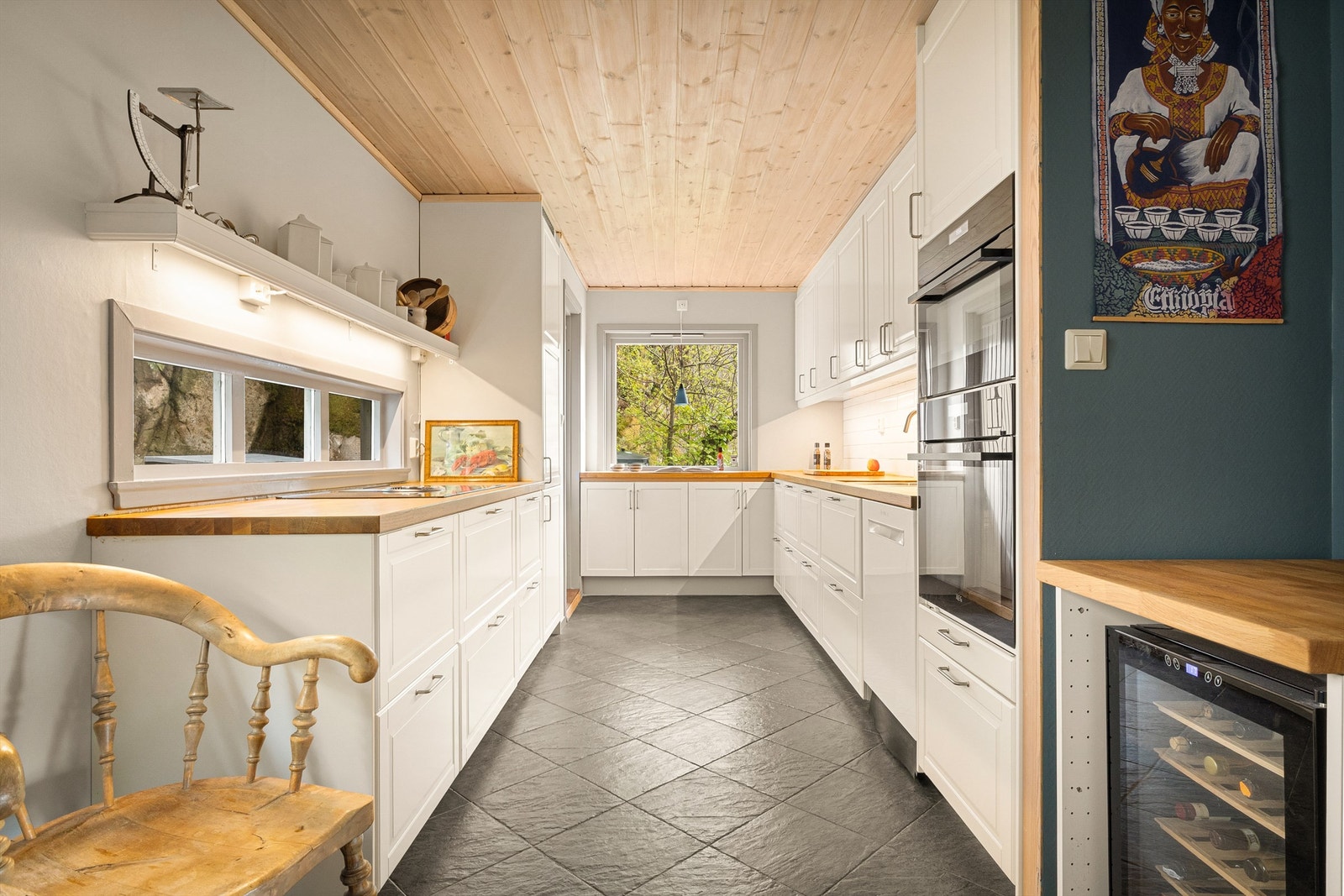 Kjøkkenet er utstyrt med moderne hvitevarer, dampstekeovn og kombi stekeovn/mikrobølgeovn i arbeidshøyde. Galleribilde