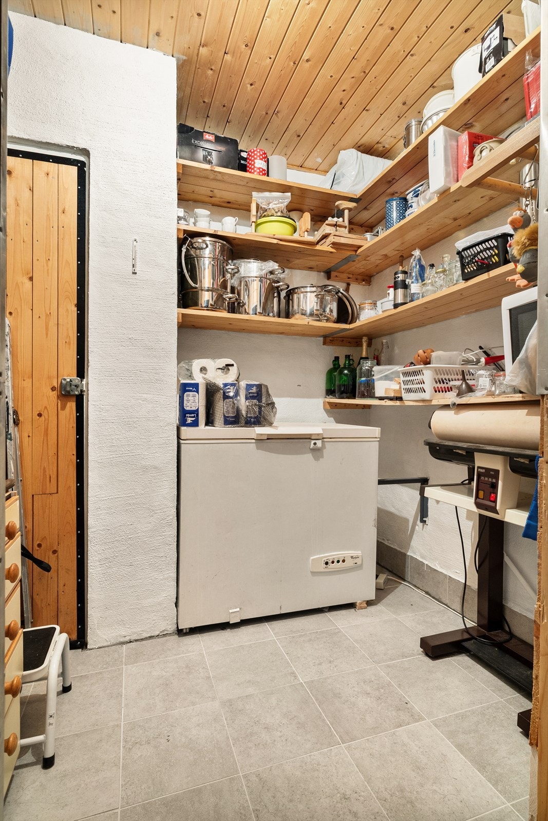 En av bodene er praktisk innredet for oppbevaring av matvarer og annet utstyr. Galleribilde