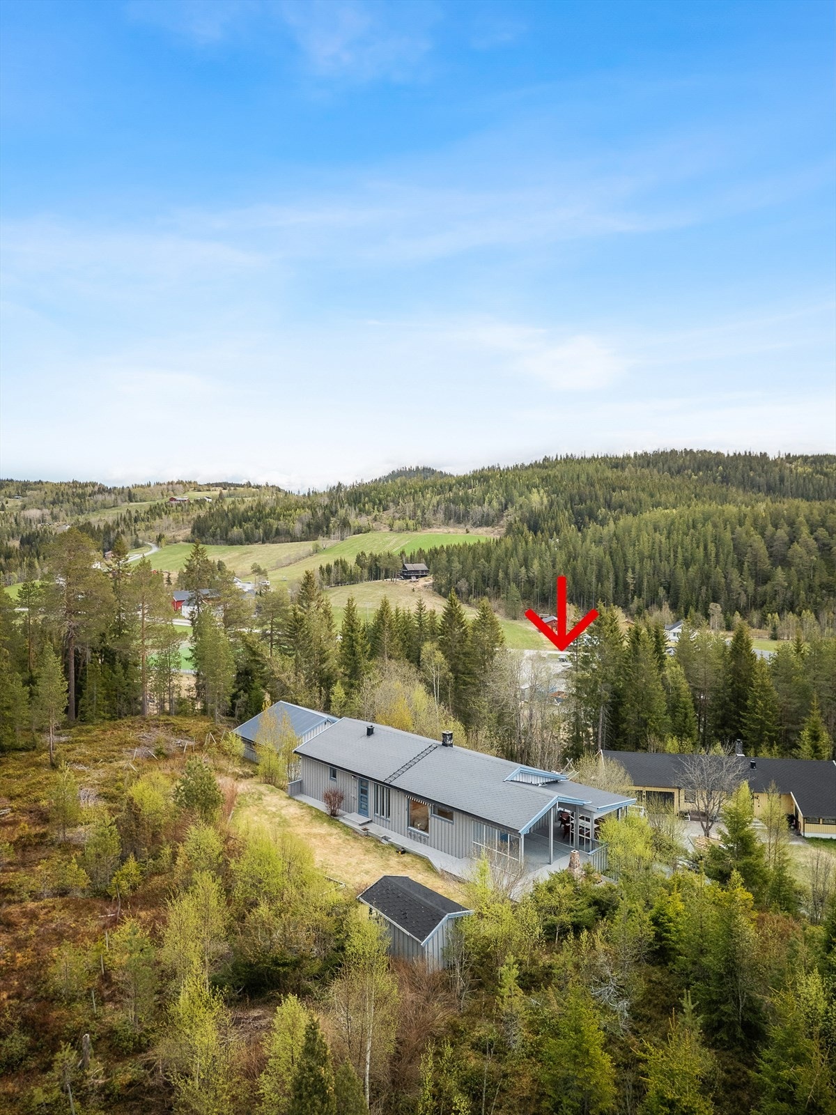 Under merket pil, ligger både skole, barnehage, idrettsanlegg, m.m. Velkommen til en trivelig visning! Galleribilde